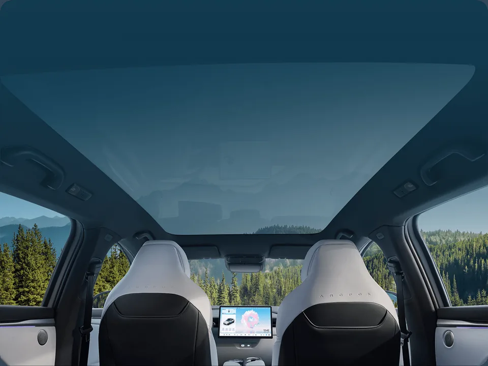 Panoramic glass roof of the ARCFOX T5 seen from the rear seats
